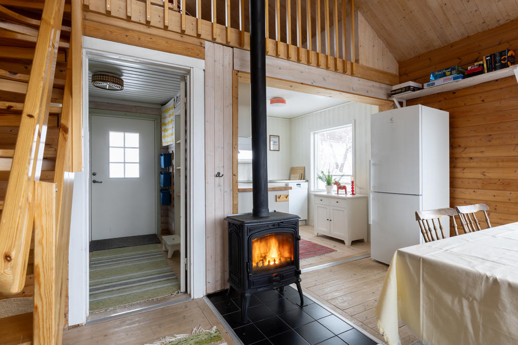 Kaminen ger skön värme och är en stor mysfaktor centralt i bostaden.