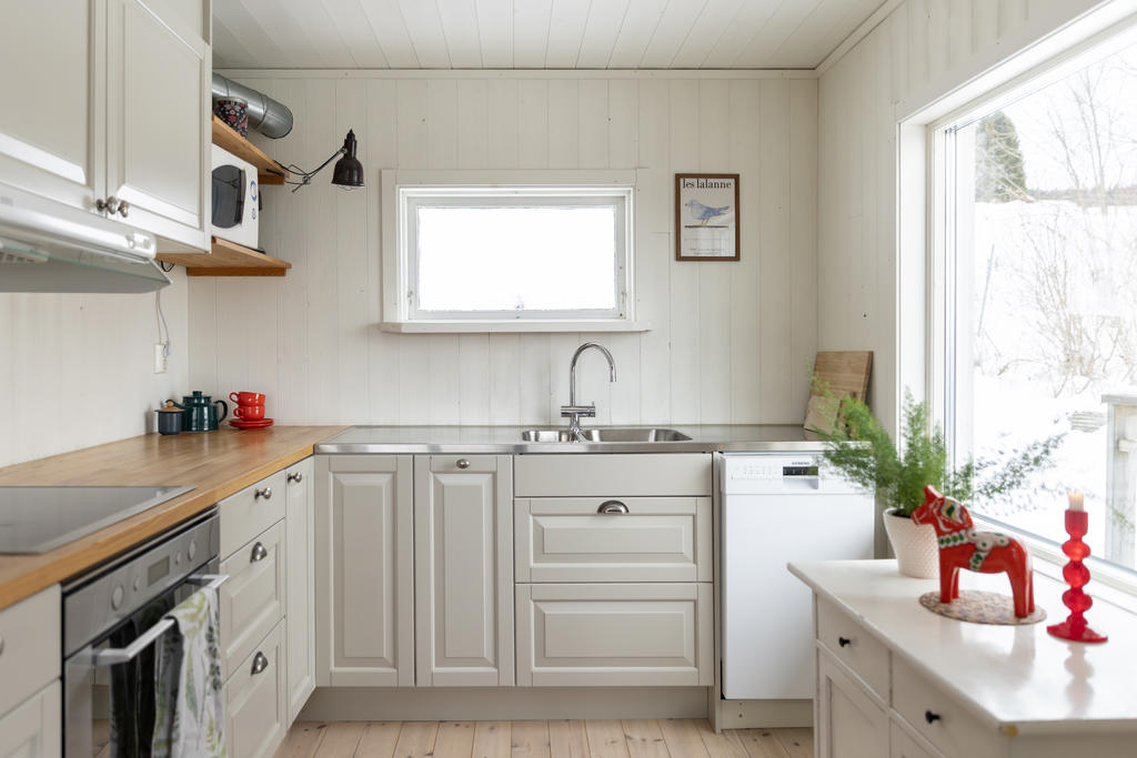 De ljusa köket men luckor i en sober greige.