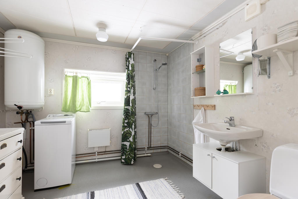 Badrum med tvättmaskin.