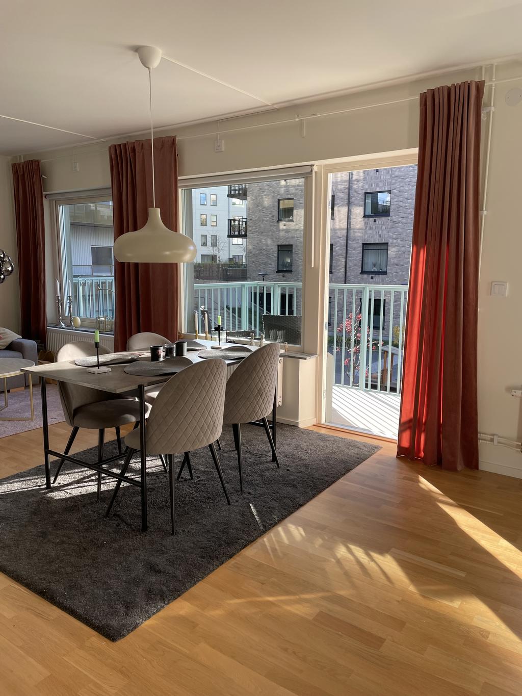 Plats för både matbord och soffa