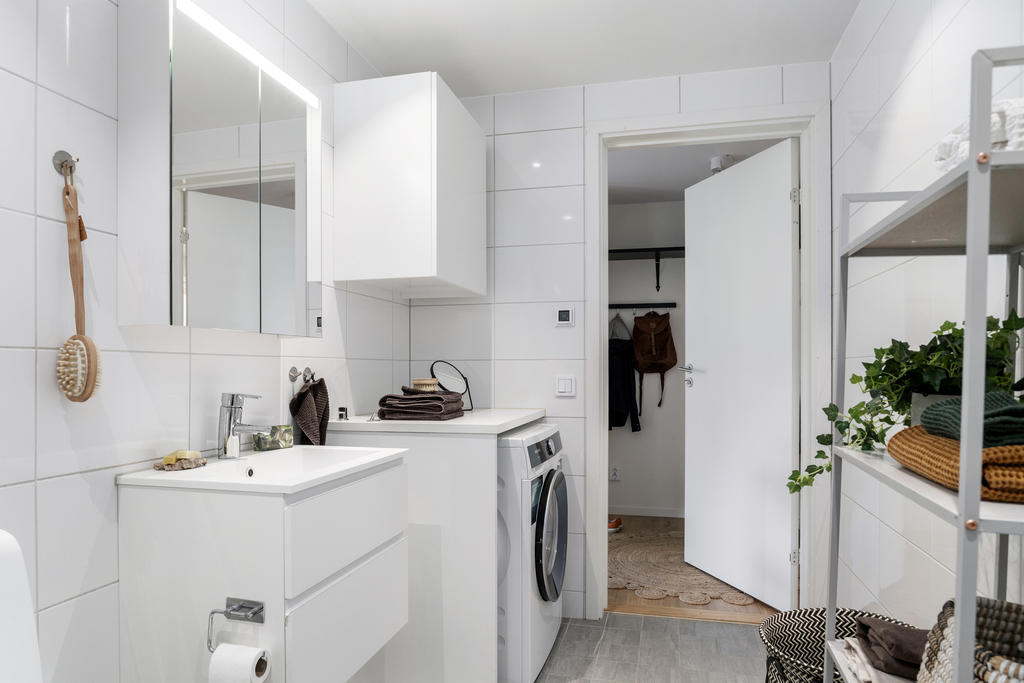 Här finns även tvättavdelning med kombinerad tvättmaskin och torktumlare