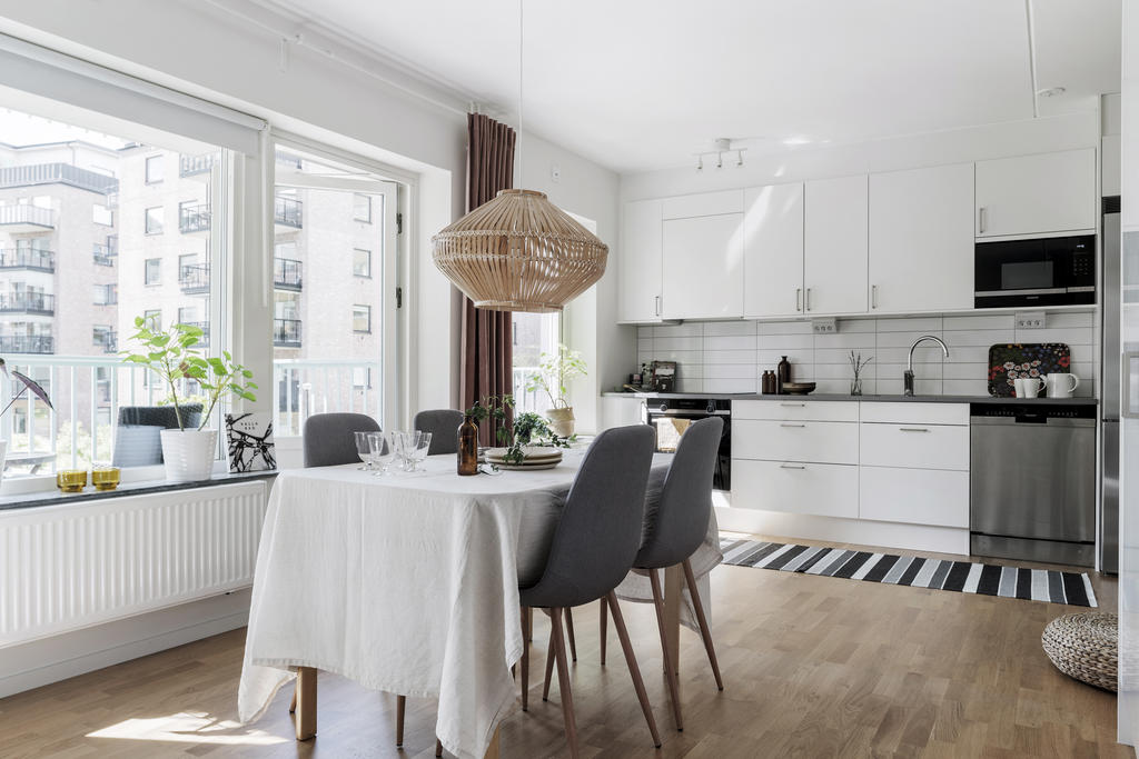 Bra planerat med utrymme för både matbord och soffa