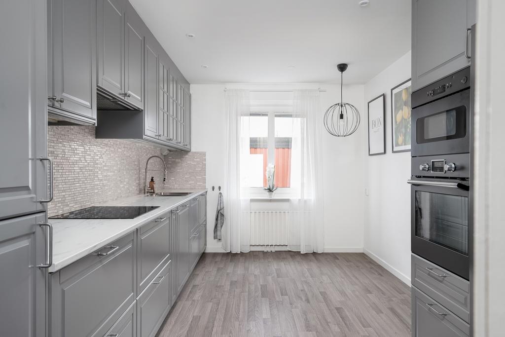 Stilrent kök i grått
