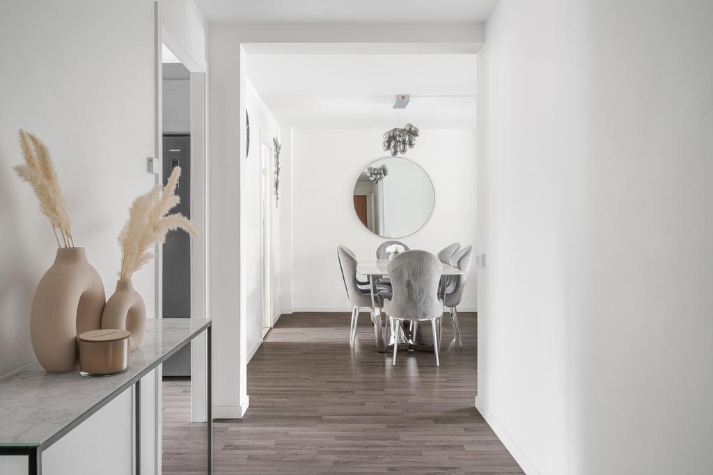 Från hall in mot matplats och vardagsrum