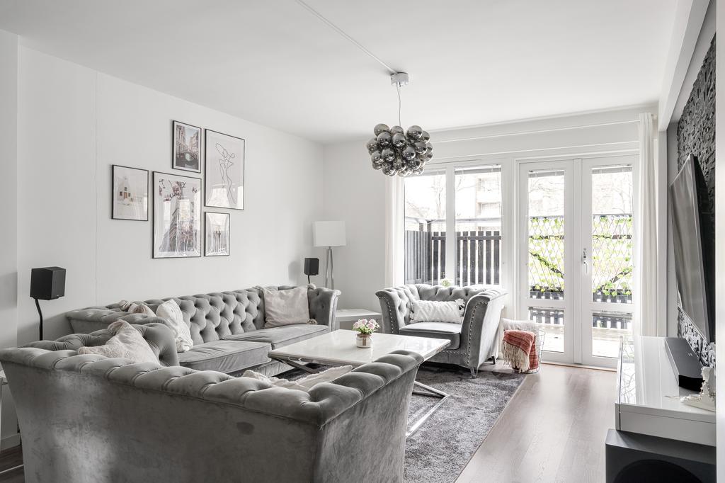 Vardagsrummet med utgång till uteplats