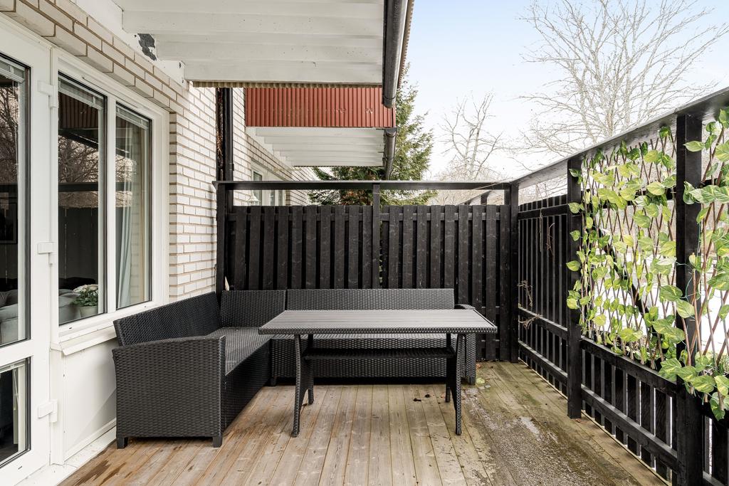 Insynsskyddad uteplats med trall