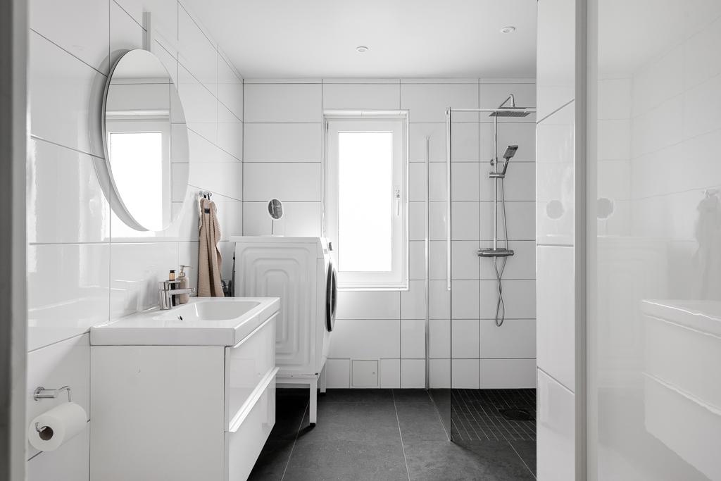 Helkaklat duschrum med härligt ljusinsläpp