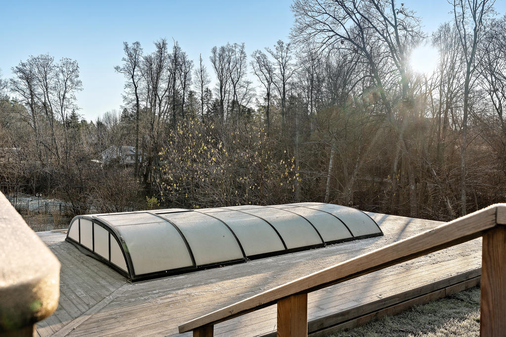 Swimmingpoolen med soldäck