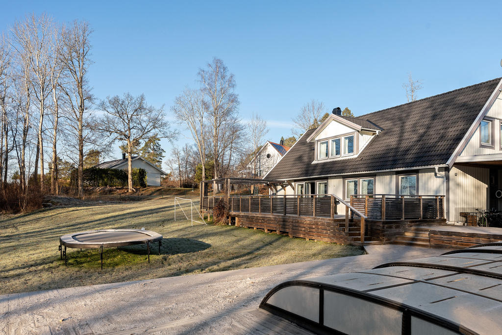 Tomten erbjuder plats för lek och trädgårdspyssel