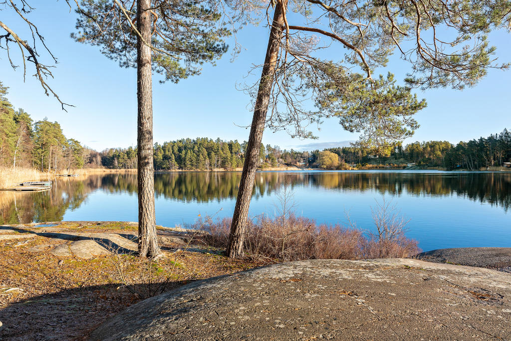 Vid Valsjön kan du bada från strand, brygga eller klippor