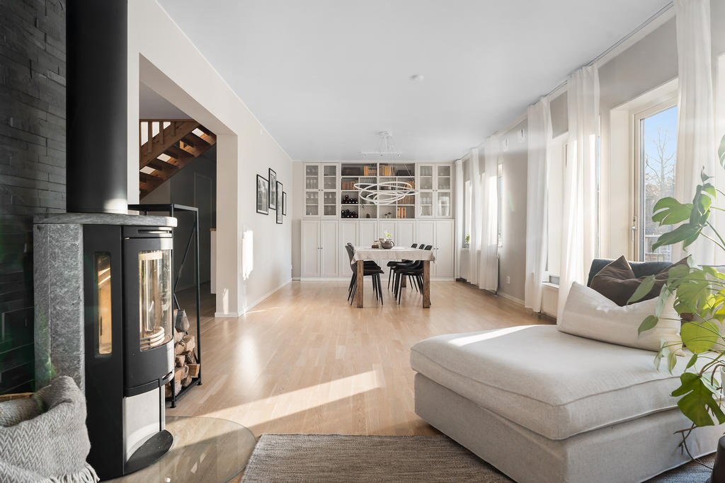 Generöst sällskapsrum med plats för såväl soffgrupp som matsalsmöbler