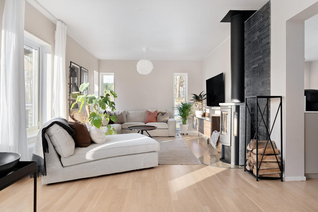 Vardagsrum med braskamin och härligt ljusflöde