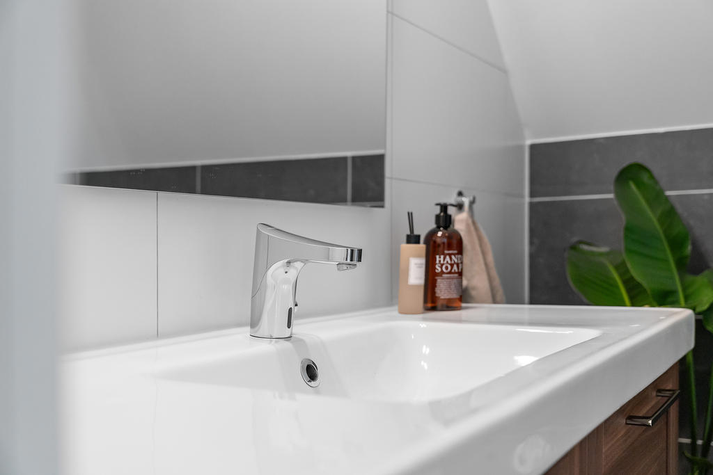 Badrummen har beröringsfria tvättställsblandare