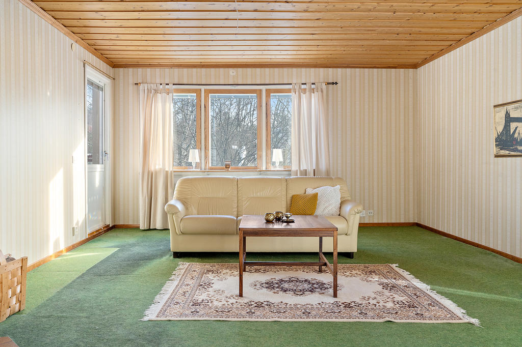 Vardagsrum med braskamin