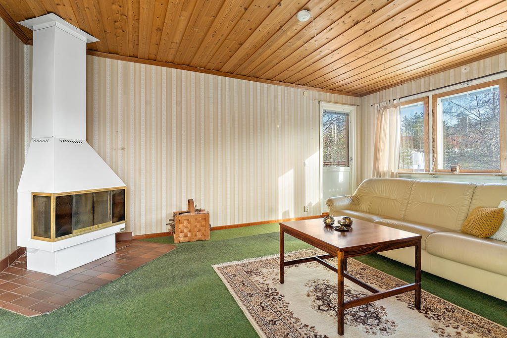 Vardagsrum med utgång till balkong