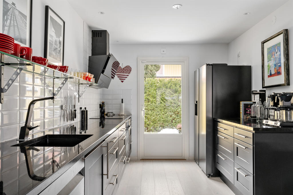 Gott om arbetsyta och förvaring.
Altandörr ut till en mindre altan