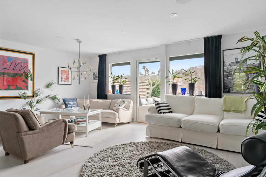 Fönster och altandörr ut mot den större altanen ger en ljus känsla