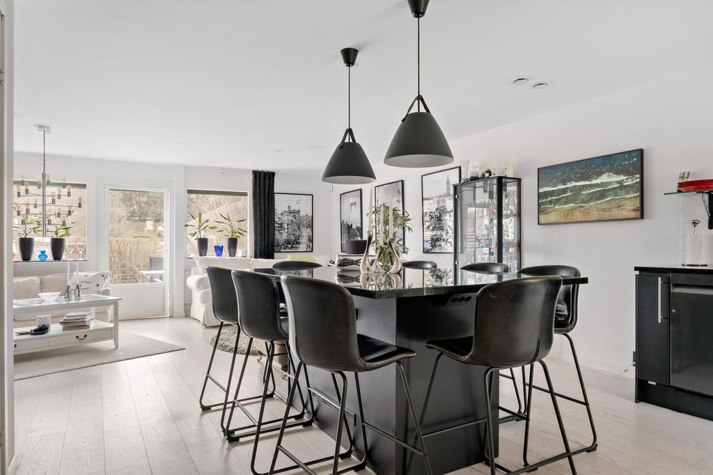 Matplatsen har plats för många! Socialt och trevligt i kontakt med kök och vardagsrum