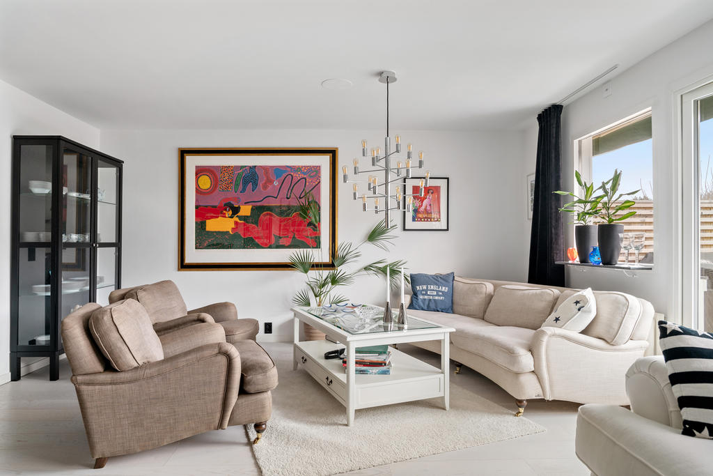 Soffgruppen får plats framför fönstren