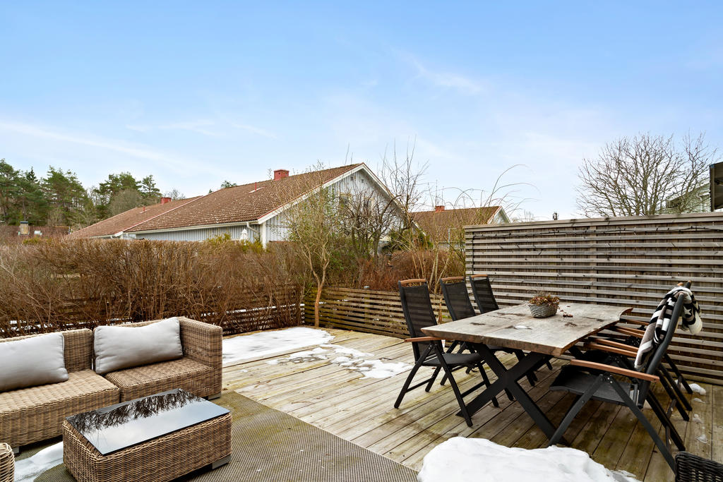 Altan i skönt solläge med plats för både grillmiddagar och loungesoffan. Samt grillen såklart