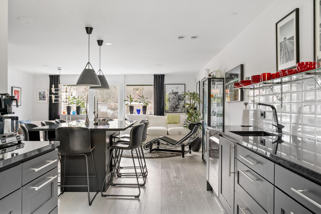 Kök och vardagsrum i öppen planlösning