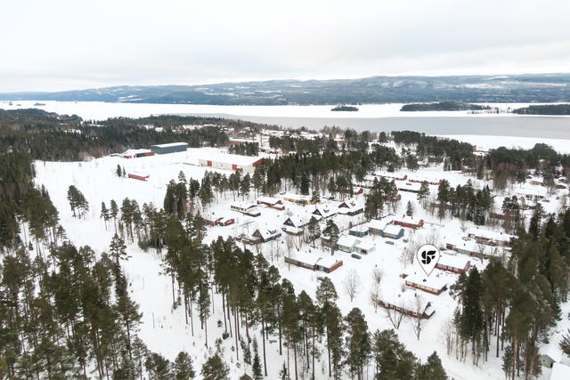 Från ytterdörren har ni gångavstånd till skola, service och längdspår.