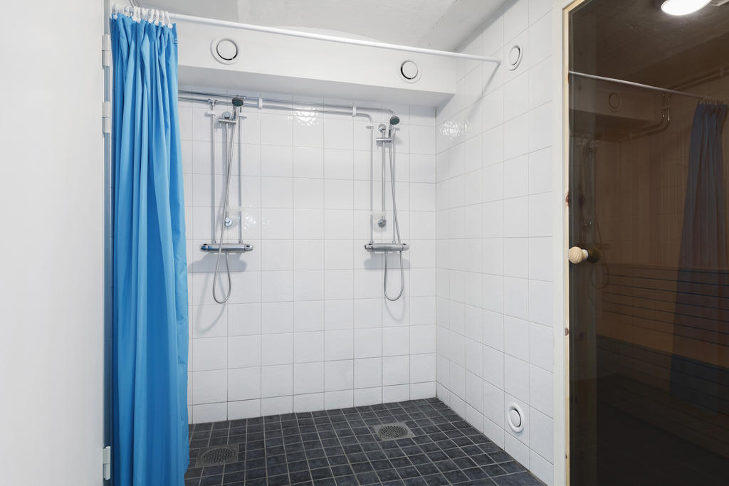 Föreningen har dusch och bastu i källarplanet till skolbyggnaden.