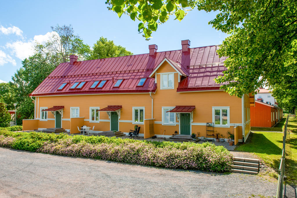 Sommarbild på fastigheten.