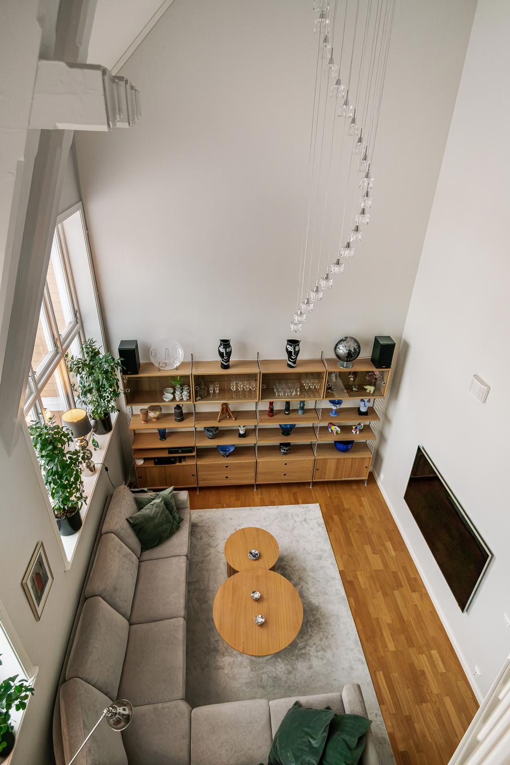 Vy från loftet ner mot vardagsrummet.