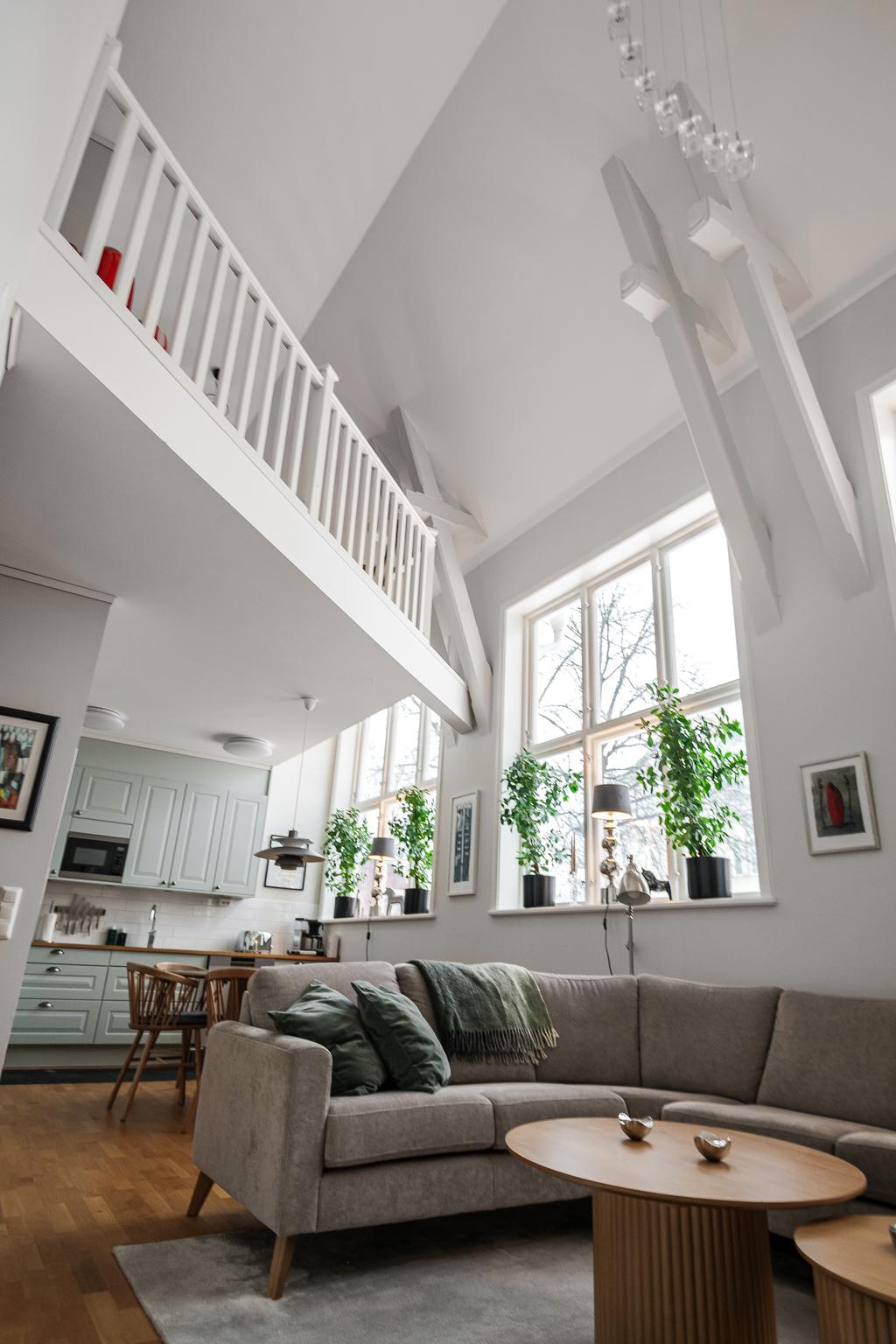 På vissa platser i lägenheten är takhöjden imponerande 6 meter. 