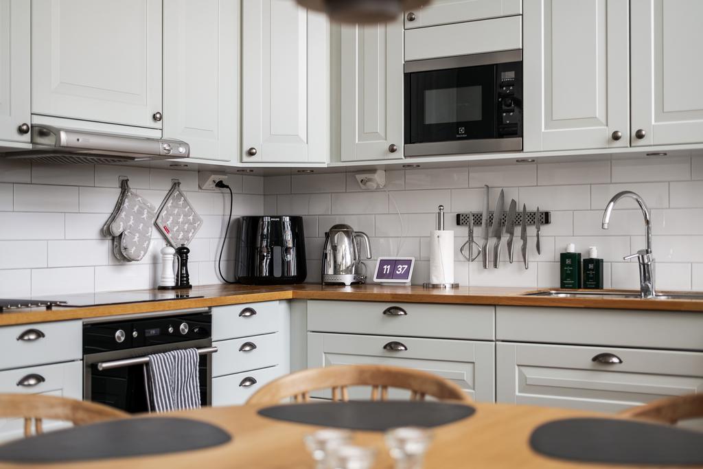 Modernt och fullt utrustat kök med gott om arbetsytor.