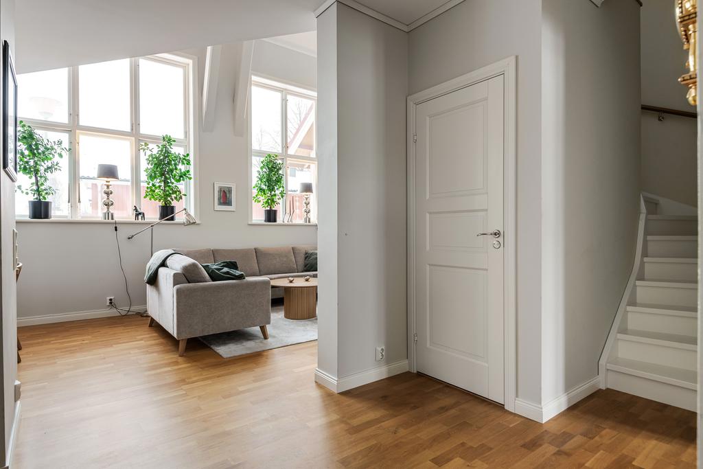 Från hallen kliver du in i vardagsrummet med fönster utöver det vanliga. 