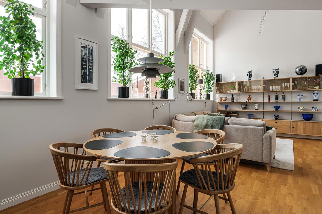 En härlig öppen planlösning mellan kök och vardagsrum.