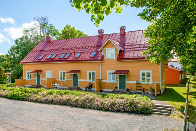 Sommarbild på fastigheten.