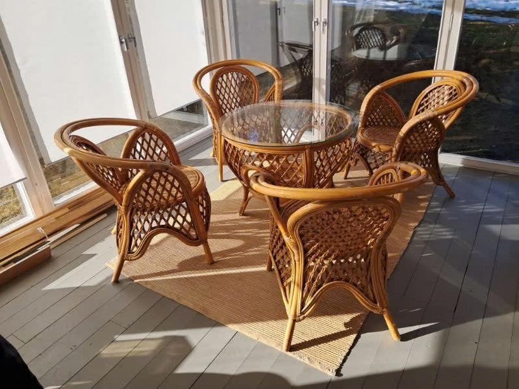 Härligt solig möblerbar balkong