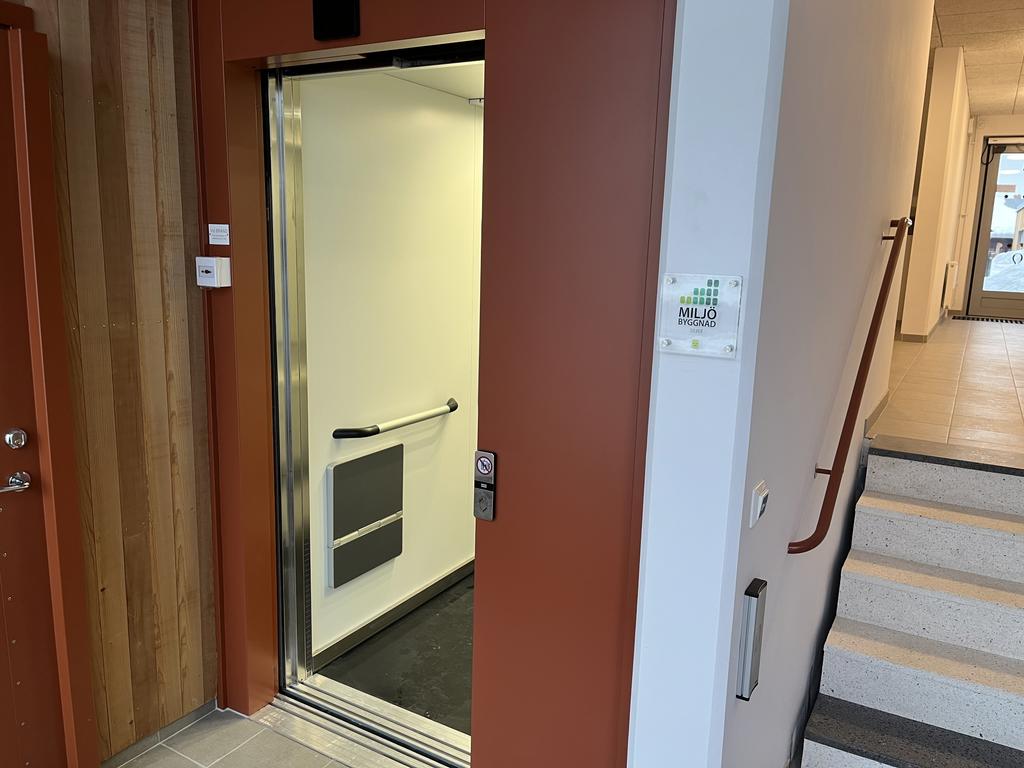 Praktisk och rymlig hiss