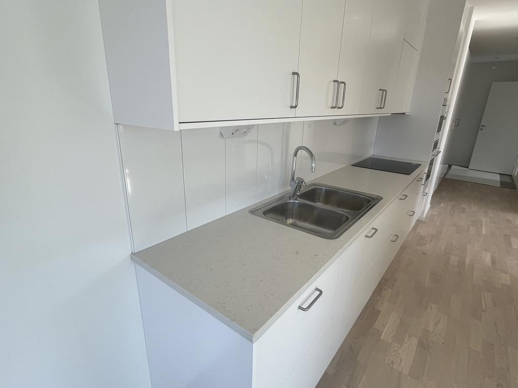 Arbetsbänkar i sten och stora stilrena kakelplattor