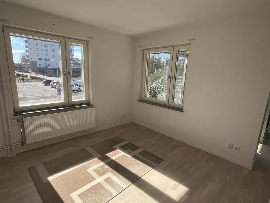 Vardagsrum med fönster i två väderstreck