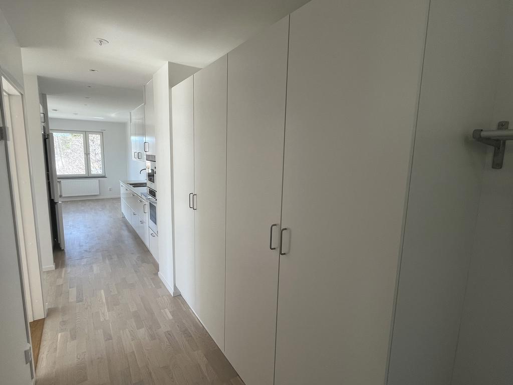 Ljus hall med gott om förvaring