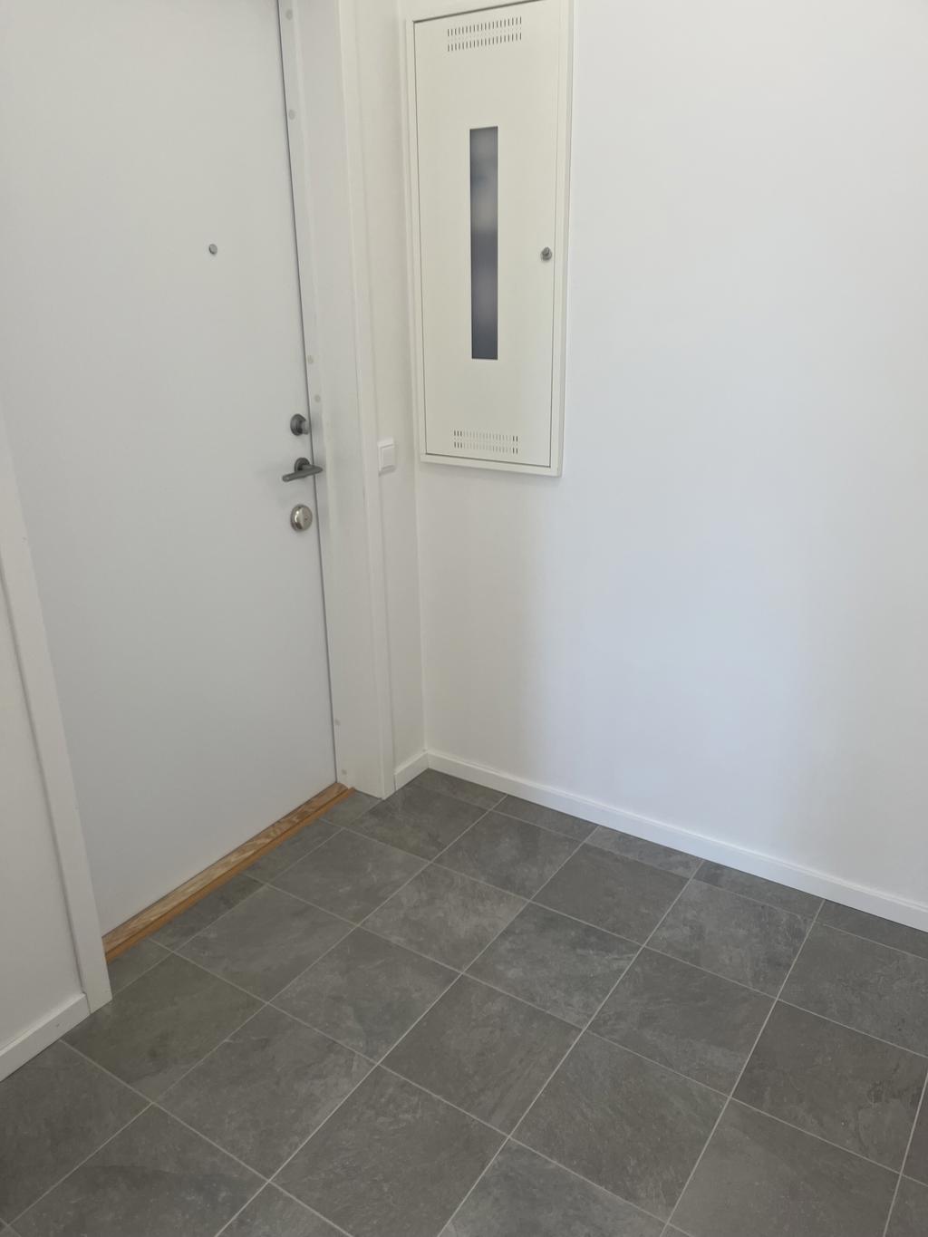 Hall med snyggt och praktiskt klinkergolv vid entrén