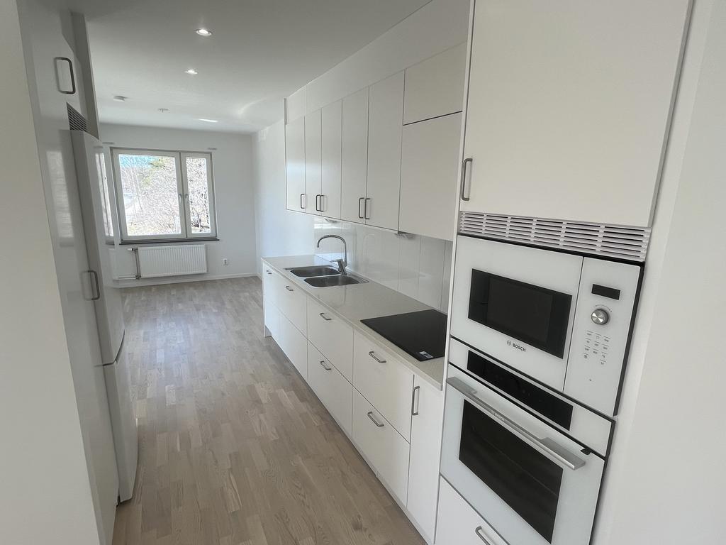 Kök med bra arbetsytor, maskiner från Bosch och matplats vid fönster