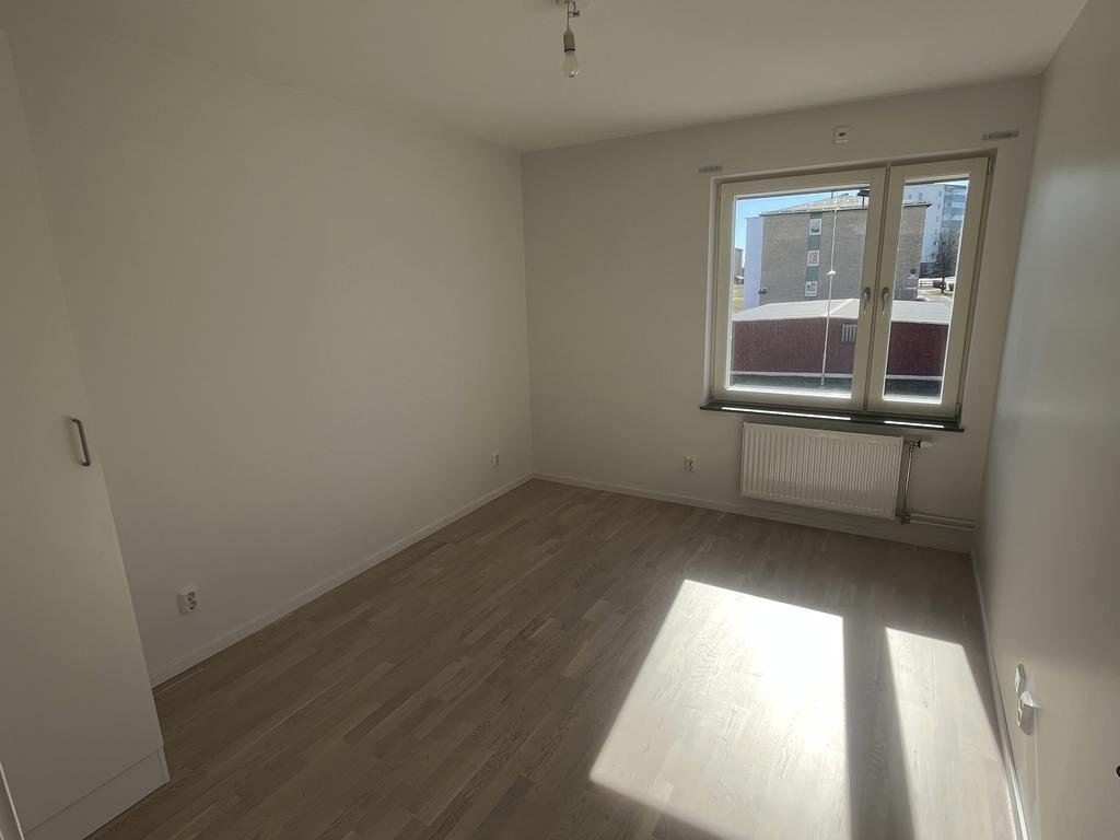 Sovrum med fönster i söder