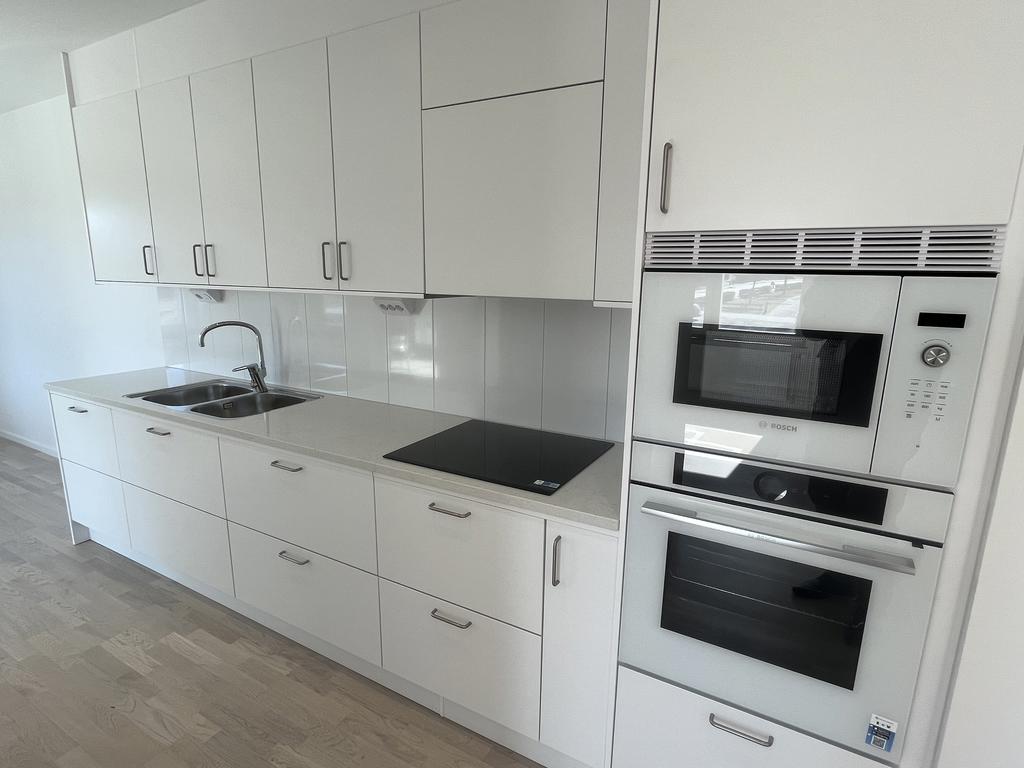 Vit stilrent kök av god kvalitet! Vitvaror från Bosch.