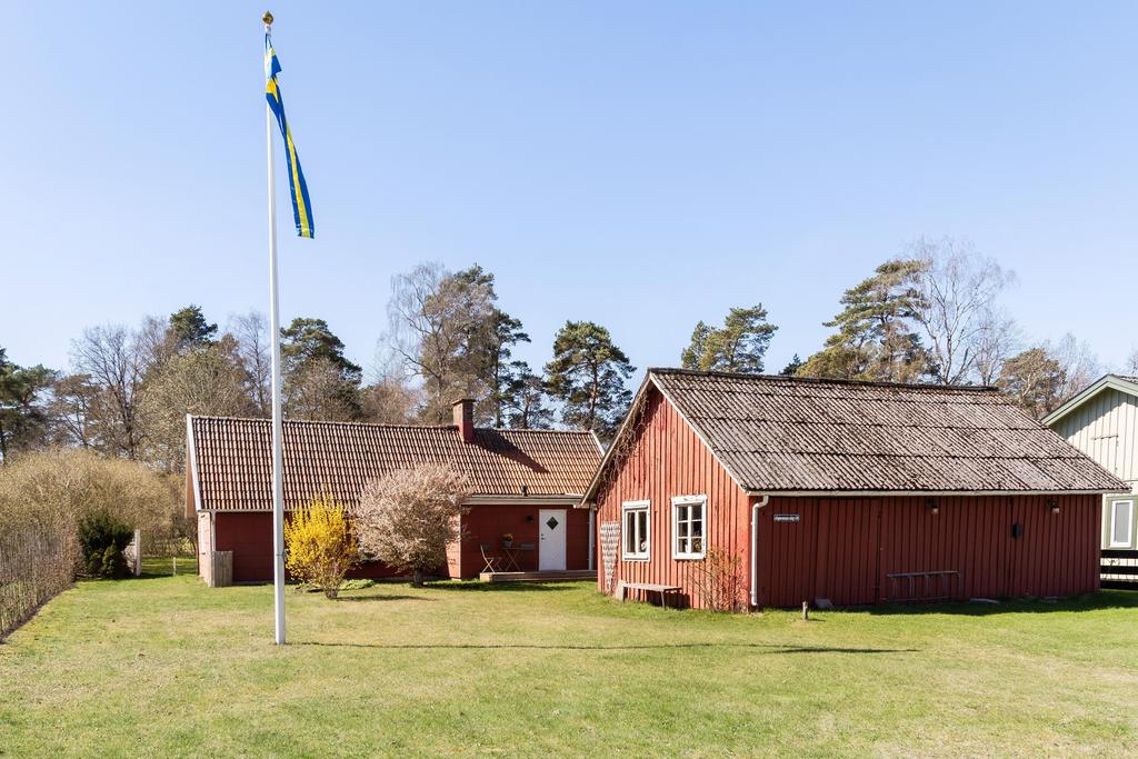 Charmigt hus i villaområde nära havet