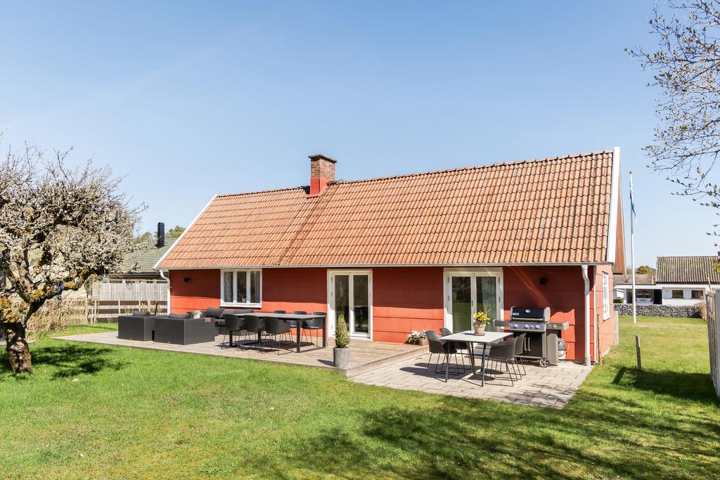 Rymlig uteplats med gott om plats för att umgås