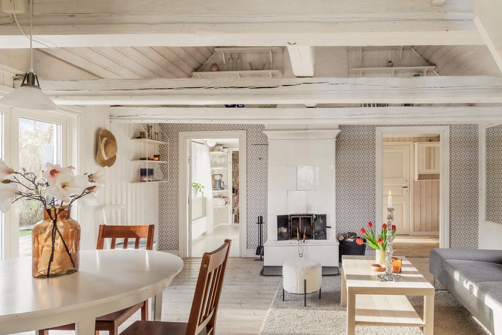 Härlig takhöjd i vardagsrummet med tak upp till nock och bjälkar som fina detaljer