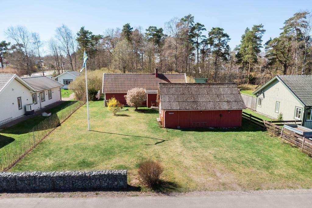 Rymlig trädgårdstomt med en insynsskyddad uteplats på baksidan