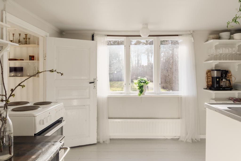 Fint ljusinsläpp i köket och utsikt mot trädgården på baksidan