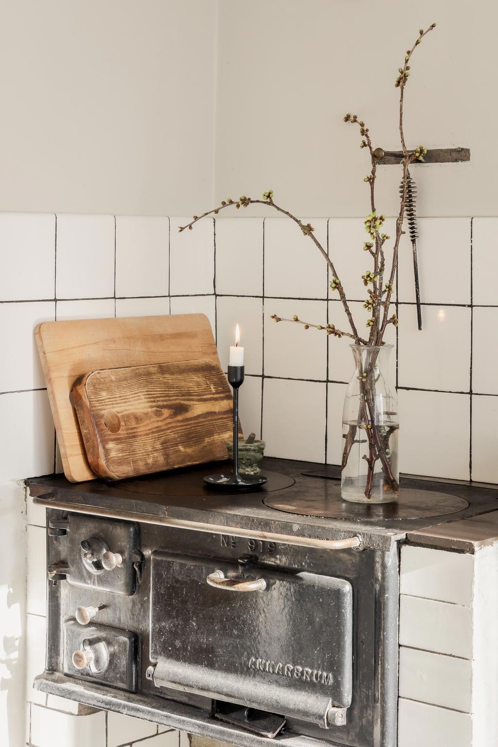 I köket finns en vedspis som bidrar till den charmiga känslan i huset