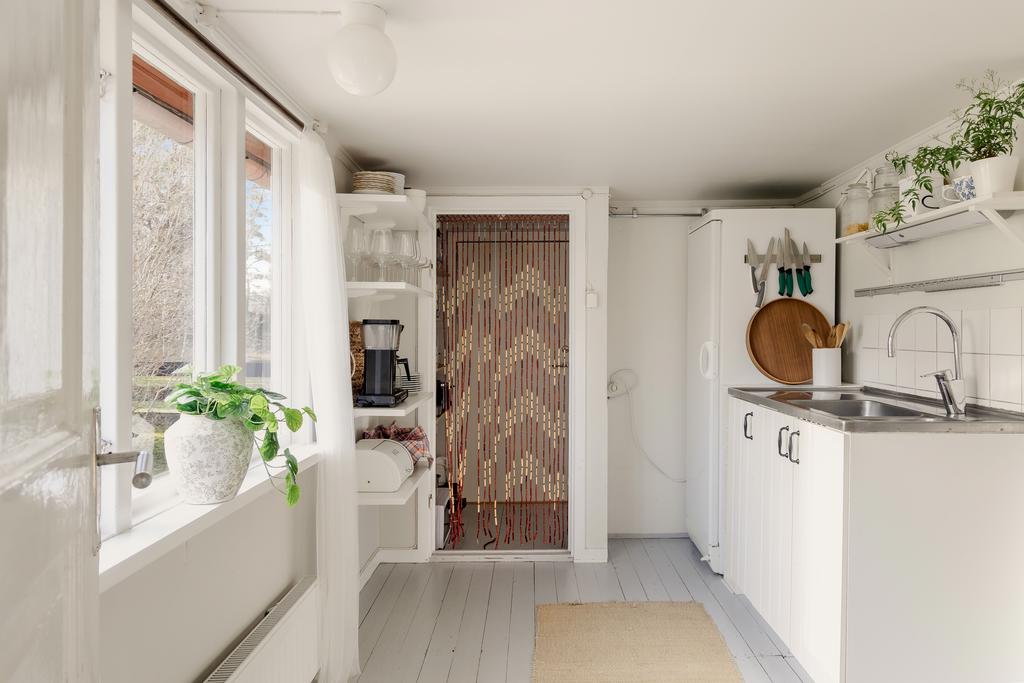 Här finns även en dörr ut till trädgården och en trappa upp till vinden